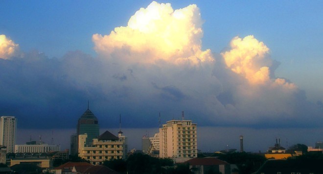 awan mendung memayungi Surabaya