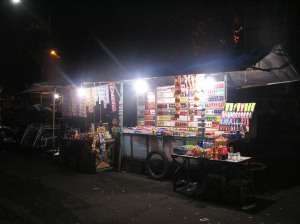 Pedagang asongan ikut meramaikan pasar malam